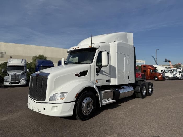 2022 Peterbilt 579 in Phoenix, AZ — photo 2