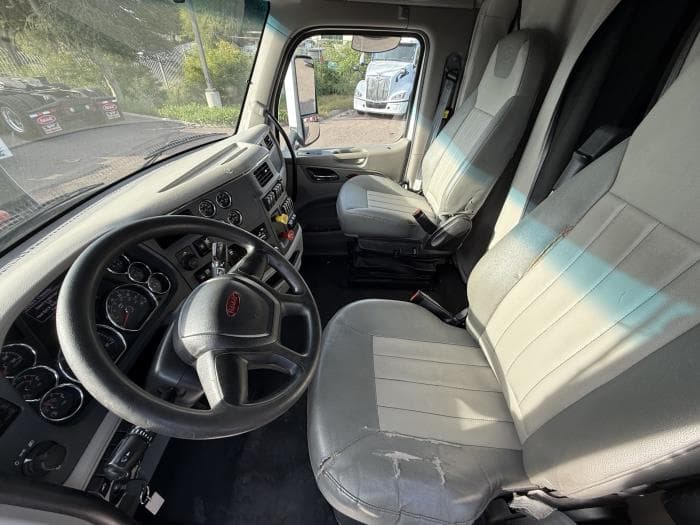2022 Peterbilt 579 in Phoenix, AZ — photo 12
