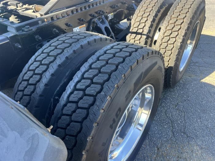 2021 Peterbilt 579 in Sylmar, CA — photo 12