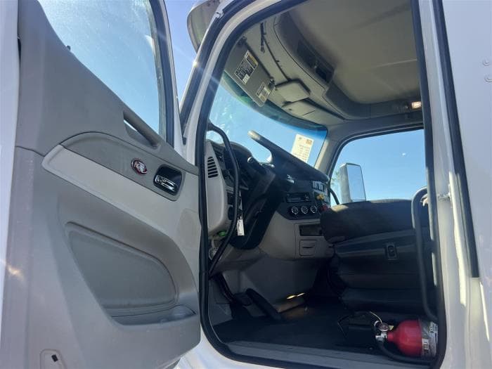 2021 Peterbilt 579 in Sylmar, CA — photo 20