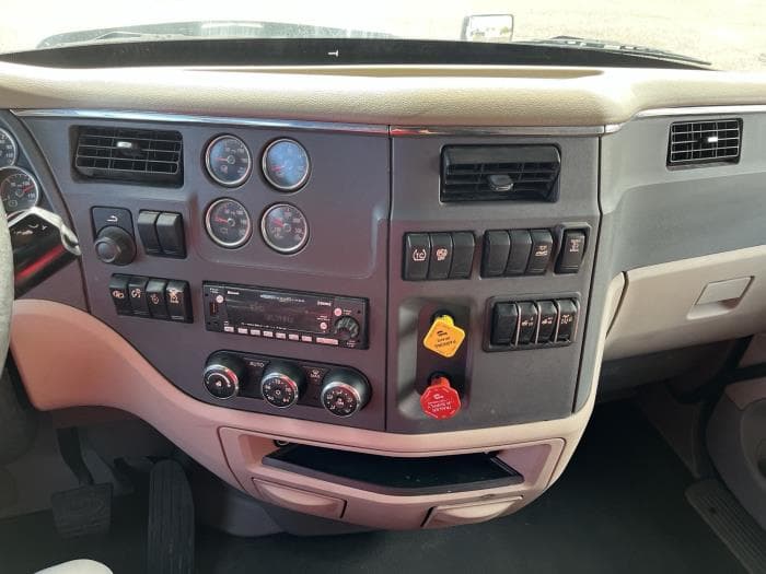 2022 Peterbilt 579 in Phoenix, AZ — photo 12