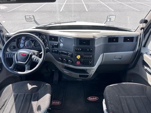 2021 Peterbilt 579 in Pharr, TX — photo 12