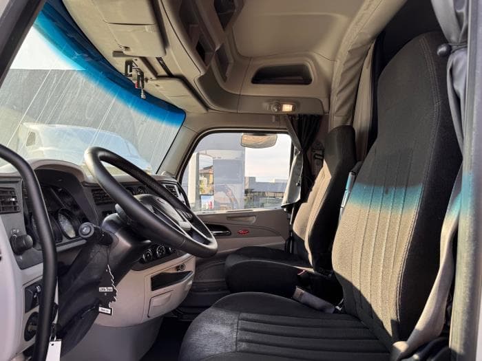 2020 Peterbilt 579 in Los Angeles, CA — photo 12