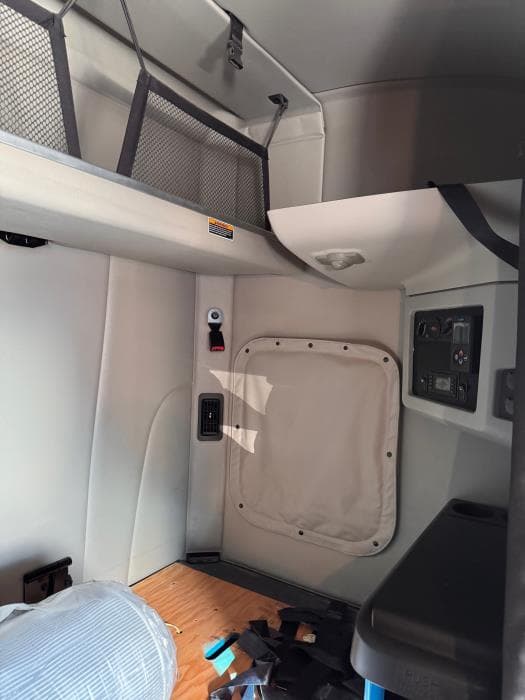 2020 Peterbilt 579 in Los Angeles, CA — photo 17