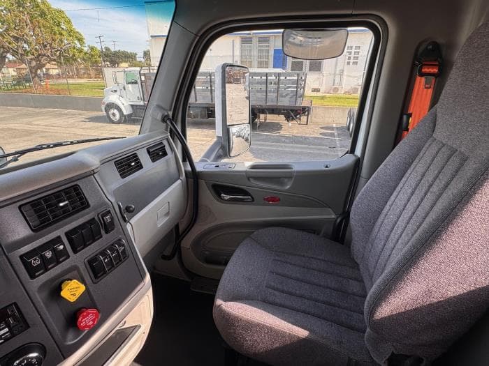 2021 Peterbilt 579 in Los Angeles, CA — photo 15