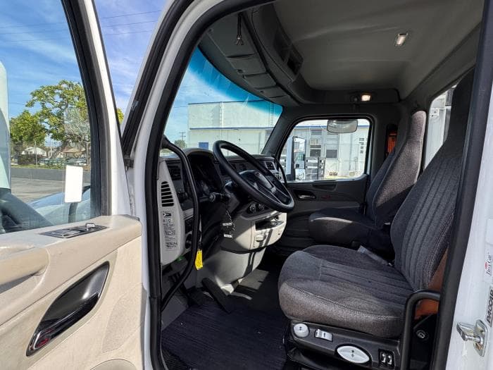 2021 Peterbilt 579 in Los Angeles, CA — photo 12