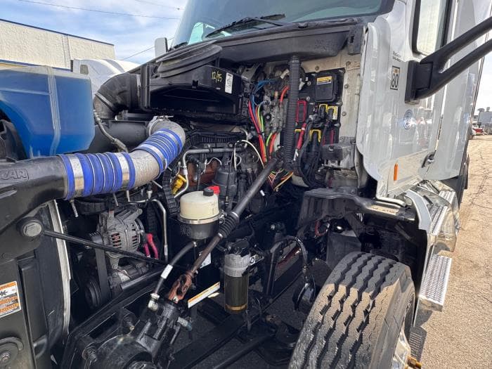 2021 Peterbilt 579 in Los Angeles, CA — photo 10