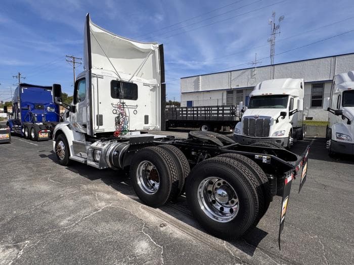 2021 Peterbilt 579 in Los Angeles, CA — photo 8