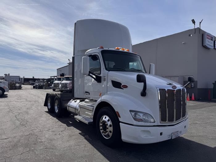 2021 Peterbilt 579 in Los Angeles, CA — photo 4