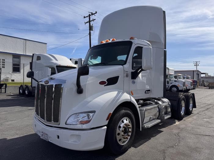 2021 Peterbilt 579 in Los Angeles, CA — photo 2