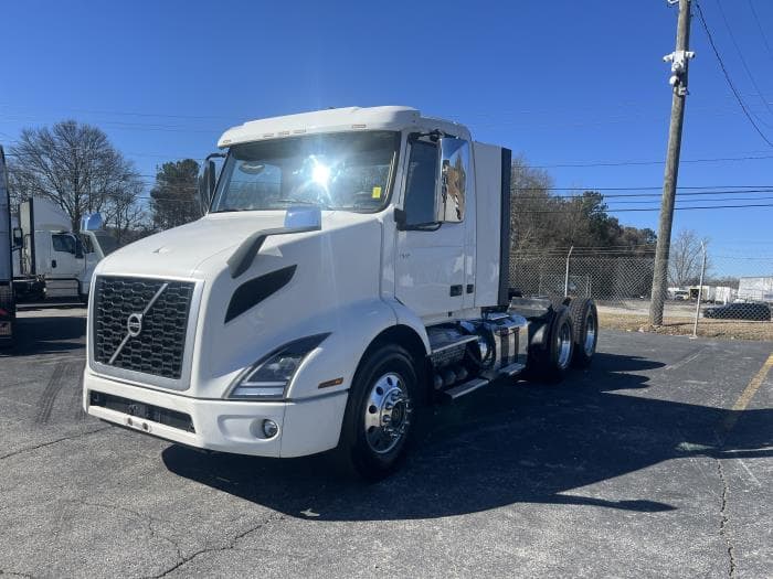 2020 Volvo VNL 300 in Atlanta, GA — photo 2