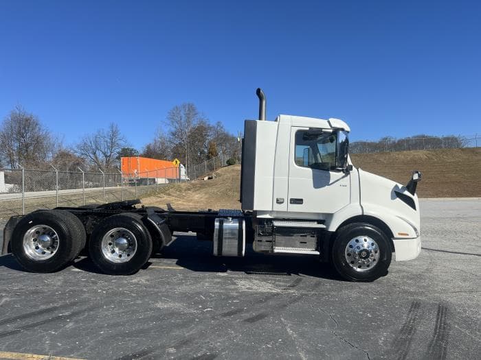 2020 Volvo VNL 300 in Atlanta, GA — photo 5