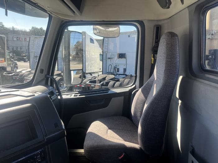 2020 Volvo VNL 300 in Atlanta, GA — photo 15