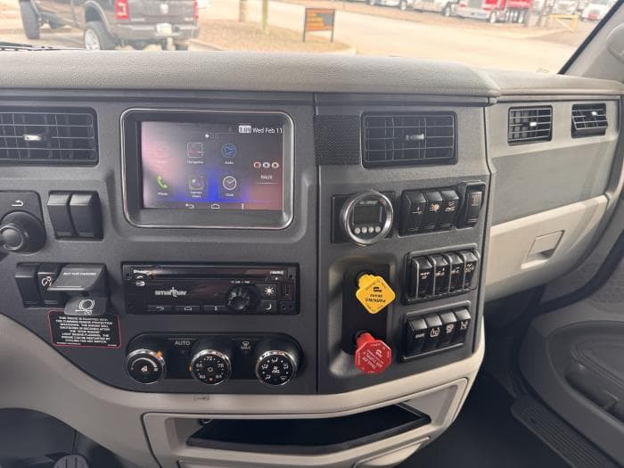 2020 Peterbilt 579 in Phoenix, AZ — photo 16