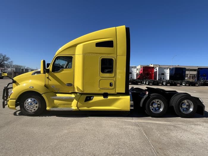 2021 Kenworth T680 in Kansas City, MO — photo 3