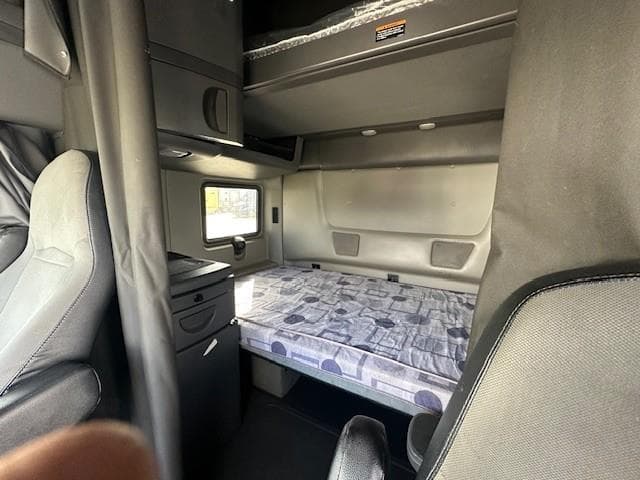 2023 International LT in Fontana, CA — photo 11