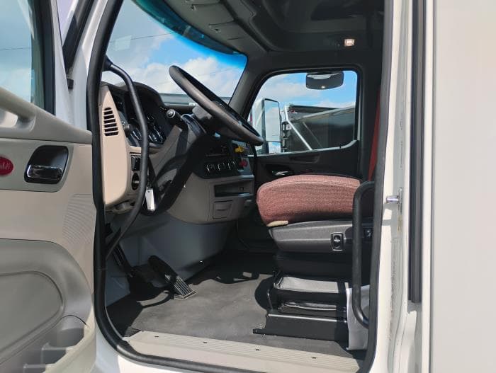 2022 Peterbilt 579 in Tampa, FL — photo 18