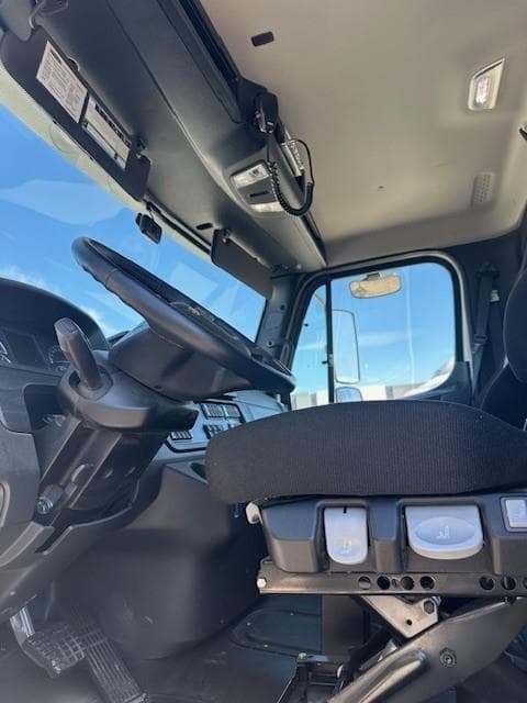 2025 Freightliner — photo 4