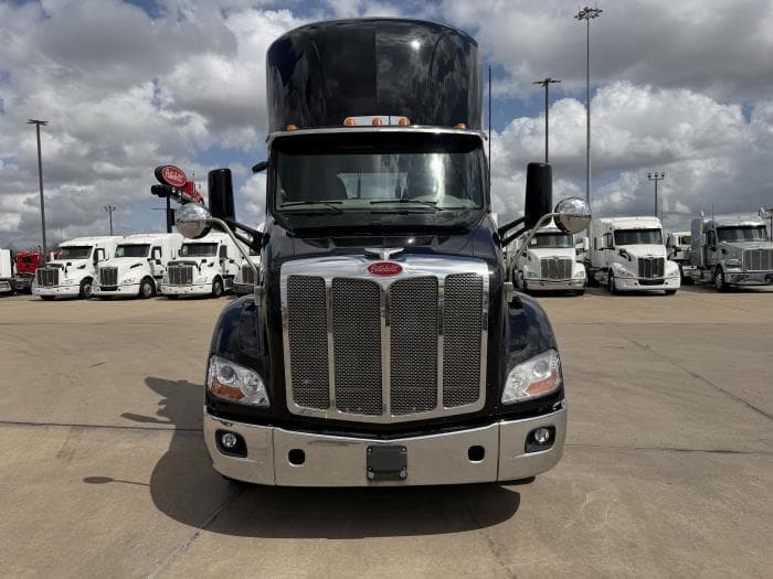 2021 Peterbilt 579 — photo 9