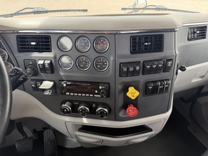 2021 Peterbilt 579 — photo 30