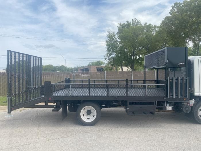 2025 Isuzu NRR in Olathe, KS — photo 3