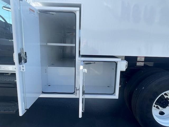 2025 Ford F-650 — photo 21