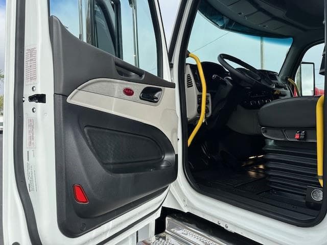 2027 Peterbilt 589 in Tampa, FL — photo 11