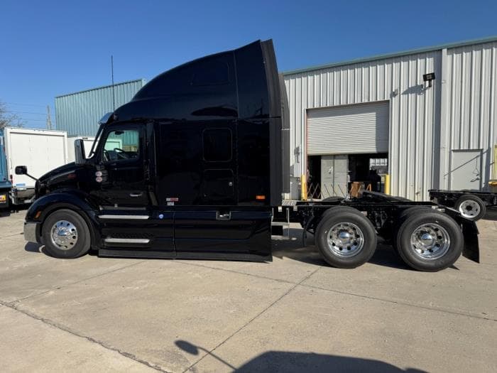 2027 Peterbilt 579 in Orlando, FL — photo 9
