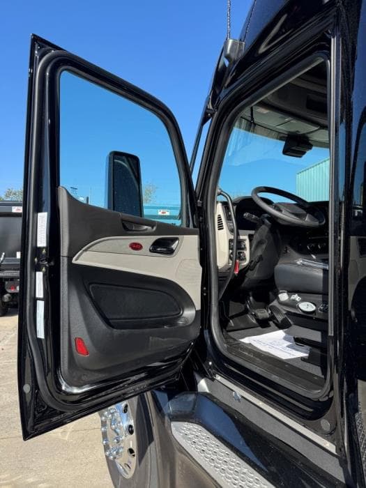 2027 Peterbilt 579 in Orlando, FL — photo 20