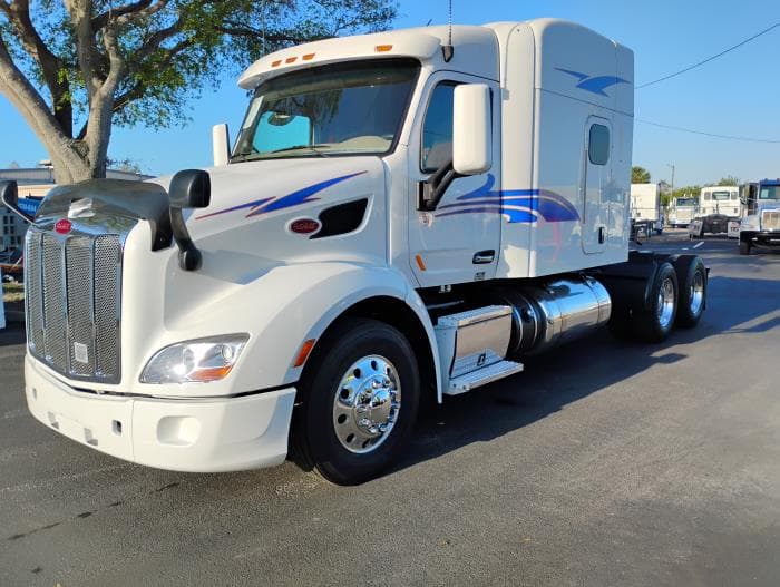 2022 Peterbilt 579 in Tampa, FL — photo 2