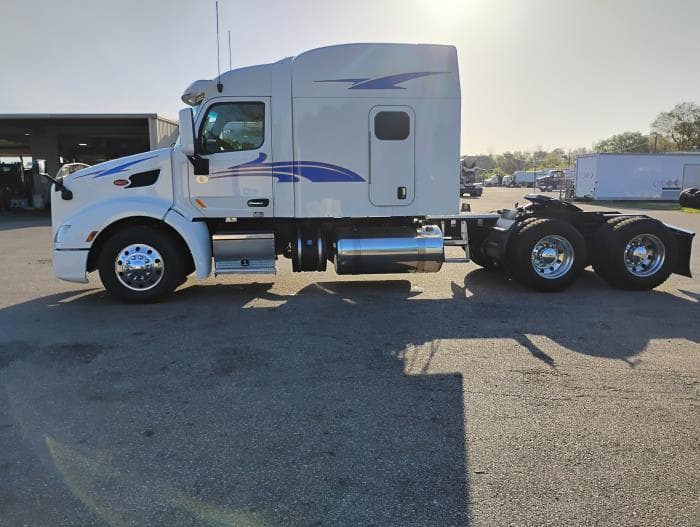 2022 Peterbilt 579 in Tampa, FL — photo 3