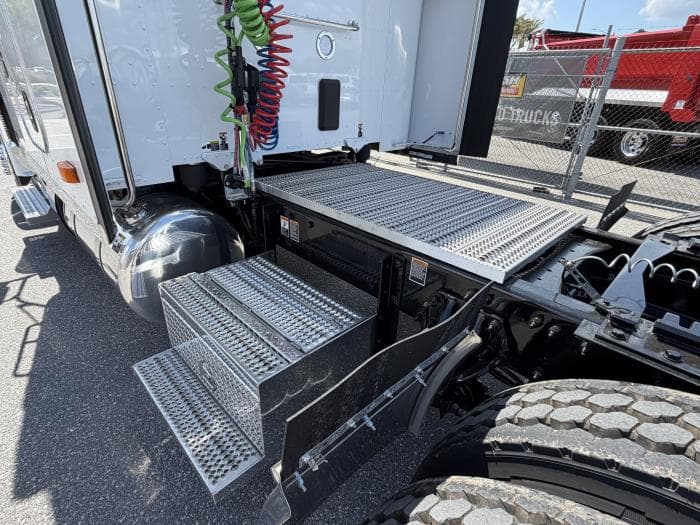 2027 Peterbilt 589 in Orlando, FL — photo 5
