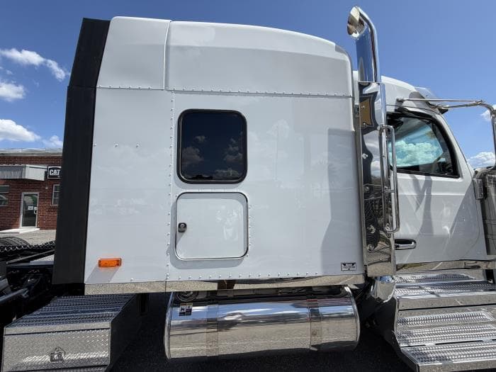 2027 Peterbilt 589 in Orlando, FL — photo 15