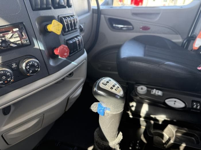 2020 Peterbilt 567 — photo 9