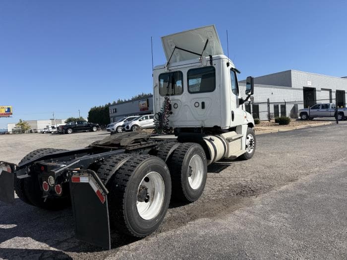 2019 Freightliner Cascadia — photo 9