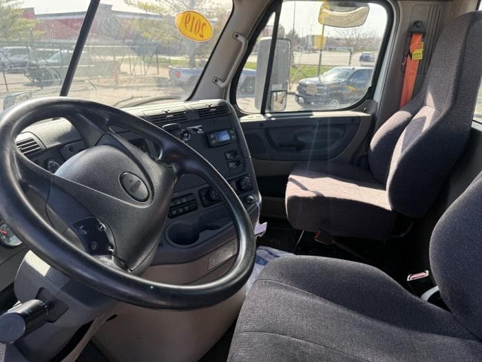 2019 Freightliner Cascadia — photo 16