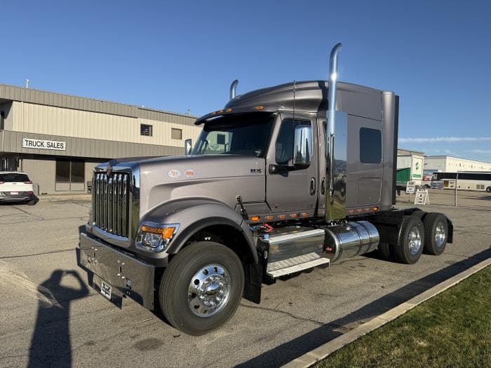 2027 International HX — photo 2