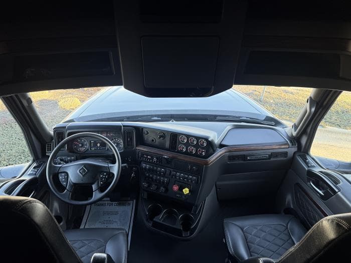 2027 International HX — photo 14