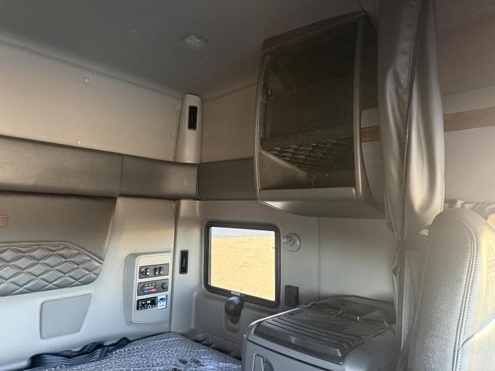 2027 International HX — photo 21