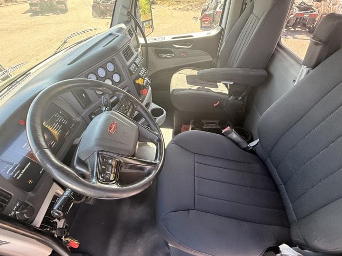 2023 Peterbilt 579 — photo 12