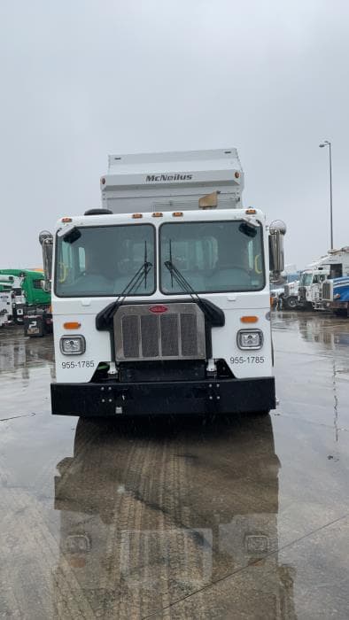 2025 Peterbilt 520 — photo 4