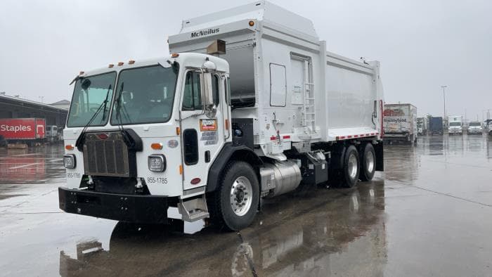 2025 Peterbilt 520 — photo 2