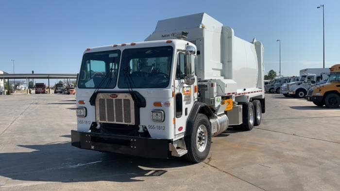 2025 Peterbilt 520 — photo 2