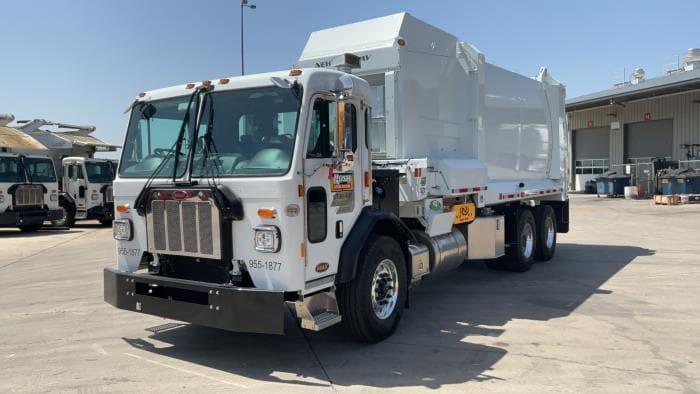 2025 Peterbilt 520 — photo 2