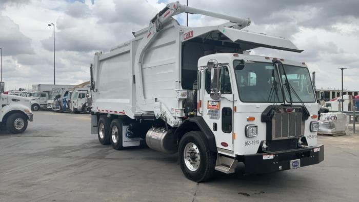 2025 Peterbilt 520 — photo 3