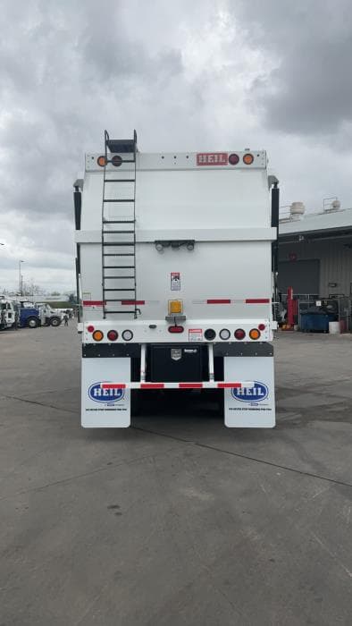 2025 Peterbilt 520 — photo 6