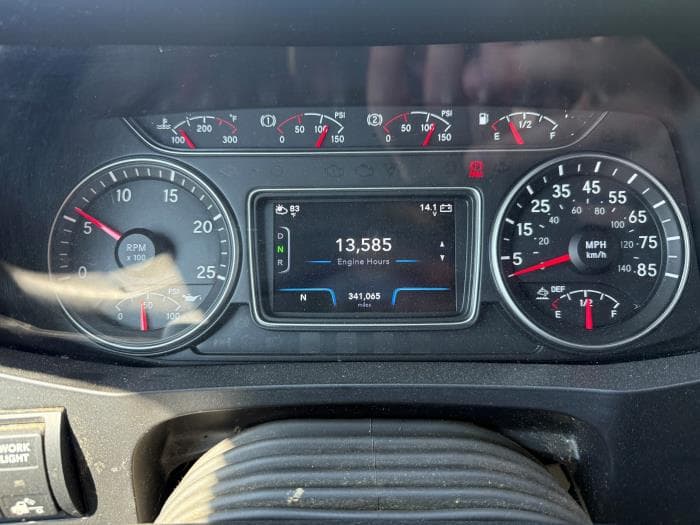 2022 International LT — photo 2