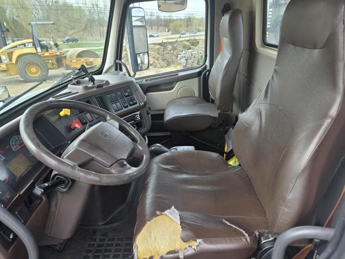 2016 Volvo VNL 300 — photo 4