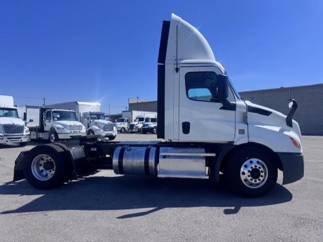 2019 Freightliner Cascadia — photo 6