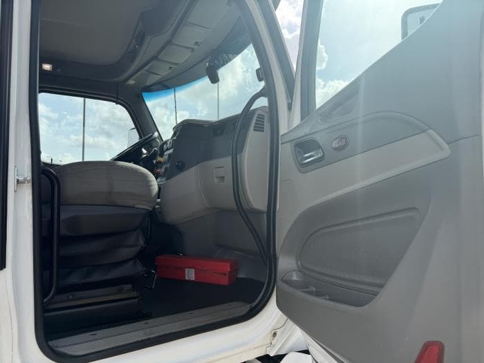 2021 Peterbilt 579 — photo 23